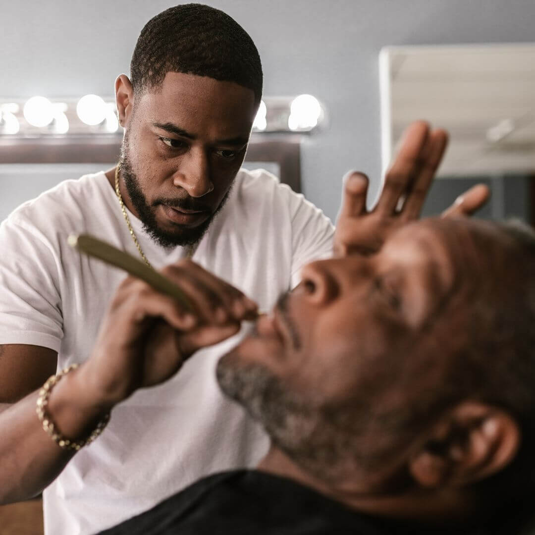 barber styling mans beard